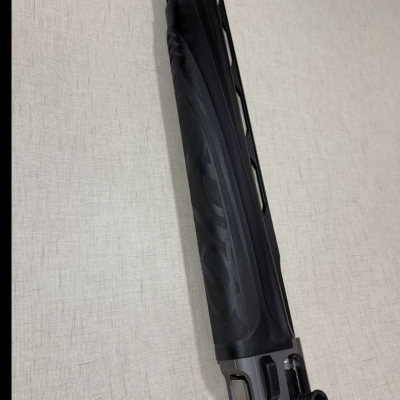 Arma de fogo com cano preto e corpo metálico cinza