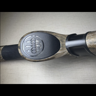 Coronha de madeira clara com detalhe preto e logotipo Beretta