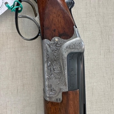Espingarda com gravações em metal prateado e madeira