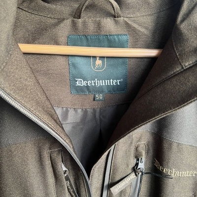 Casaco Deerhunter castanho com fecho de correr e etiqueta da marca