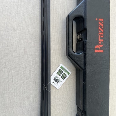 Mala rígida preta Perazzi com cano de arma preto e etiqueta branca