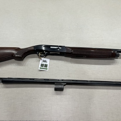 Espingarda de caça com coronha madeira castanha e cano metálico preto separável