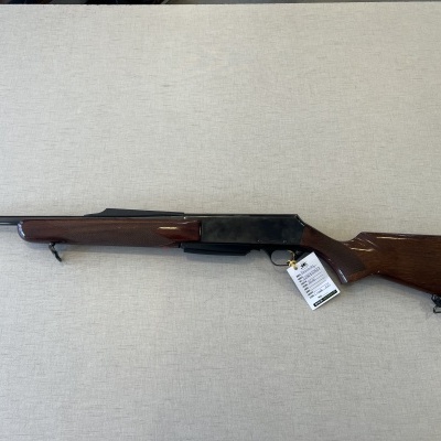 Espingarda semiautomática com coronha de madeira castanha e mecanismo preto