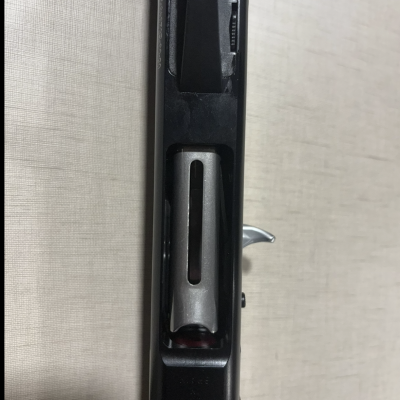 Espingarda com coronha de madeira e corpo metálico preto