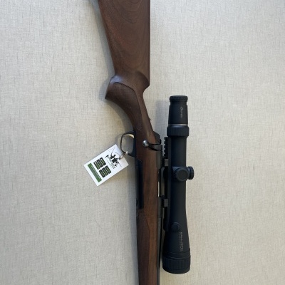 rifle de caça com coronha de madeira e mira telescópica preta