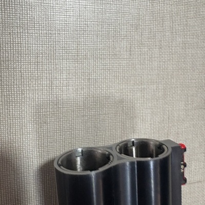 Pistola de cano duplo cinzenta com detalhes vermelhos