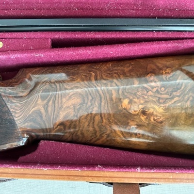 Coronha de madeira marmoreada em estojo de veludo vermelho