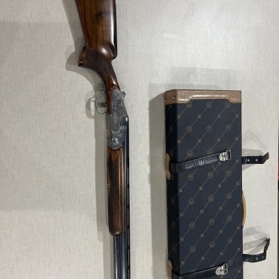 Espingarda com estojo rígido preto com padrão e detalhes em couro castanho