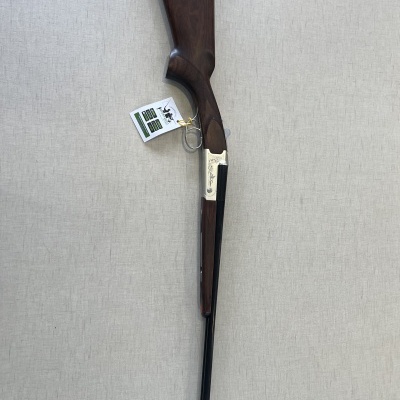 Espingarda com coronha em madeira castanho escuro e cano preto com etiqueta pendurada