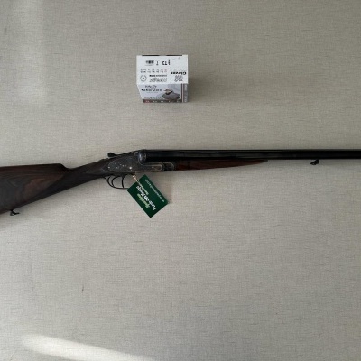 Espingarda de canos duplos com caixa de munições