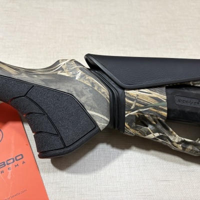 Parte traseira de espingarda camuflada AX800 SUPREMA com punho preto e apoio KICK-OFF PRO