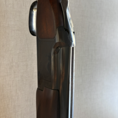 Espingarda com coronha de madeira e canos metálicos