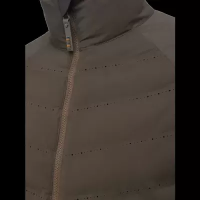 Casaco acolchoado castanho com fecho e pequenos furos horizontais