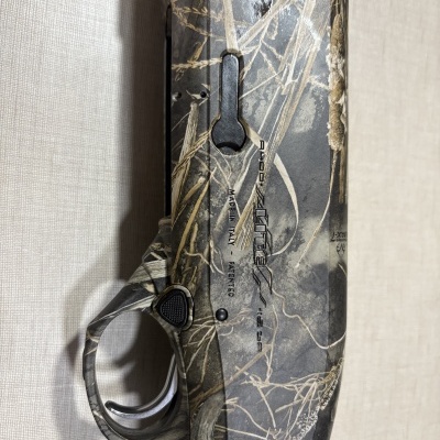 Corpo de arma camuflado com gatilho e texto D700 LITE - 12 GA