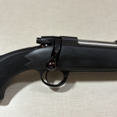Rifle preto com detalhes em metal e textura antiderrapante