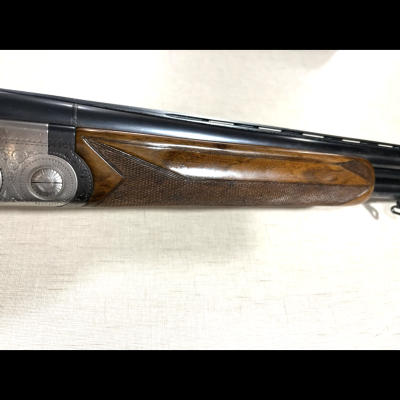 Parte de carabine com detalhes em madeira e metal