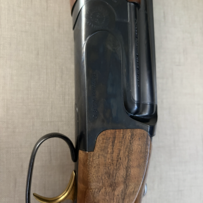 Espingarda de canos paralelos com coronha em madeira castanha e gatilho dourado