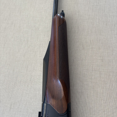 Rifle Benelli Armi com coronha em madeira castanha e cano metálico preto.