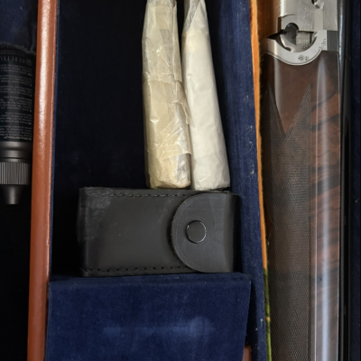 Estojo de madeira com acessórios para espingarda e parte de espingarda