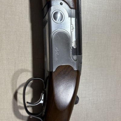Espingarda Beretta com madeira castanha e metal prateado