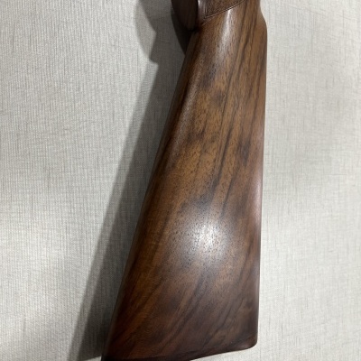 Coronha de arma de madeira polida com veios naturais