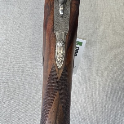 Coronha de arma de fogo em madeira e metal prateado decorado