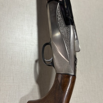 Espingarda de madeira e metal com gravações decorativas