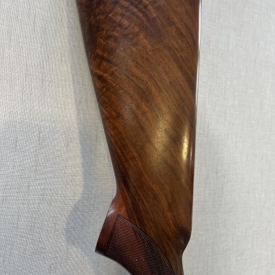 Coronha de madeira castanha com relevo antiderrapante sobre tecido branco