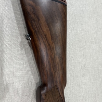 Espigão de arma de madeira escura com apoio de borracha