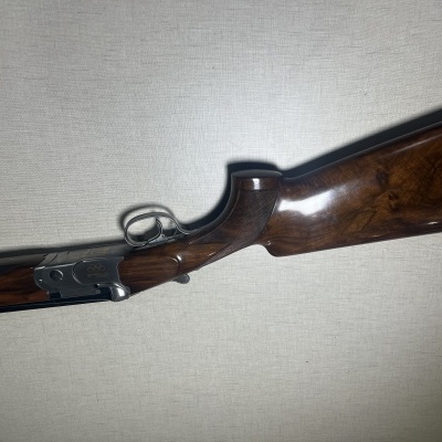 Espingarda de canos sobrepostos com coronha de madeira