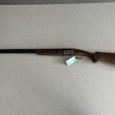 Espingarda de cano duplo em madeira e metal sobre fundo cinza