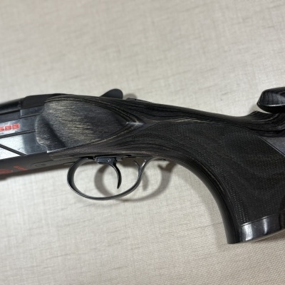 Espingarda Beretta 686 em madeira escura com detalhes vermelhos