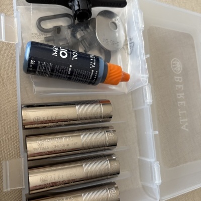 Estojo BERETTA com chokes metálicos, óleo, chave preta e acessórios organizados