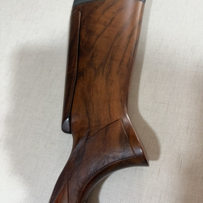 Coronha de arma em madeira castanha com detalhe trabalhado e bocal de borracha