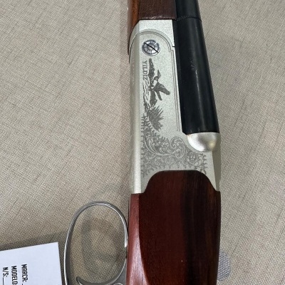 Espingarda em madeira e metal com gravações decorativas e etiqueta com modelo e número