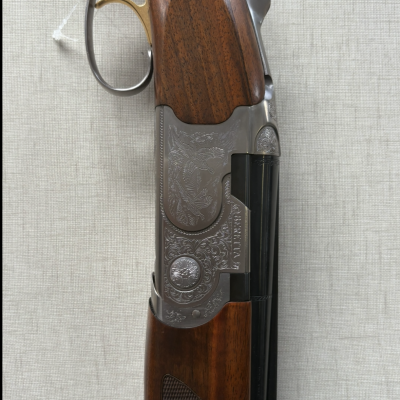 Espingarda em madeira castanha e metal gravado com detalhe floral e texto
