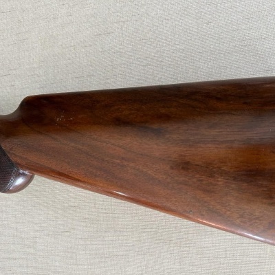 Coronha de rifle em madeira castanha com apoio de borracha preta