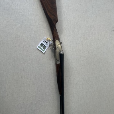 Espingarda de cano duplo com coronha em madeira e detalhes metálicos