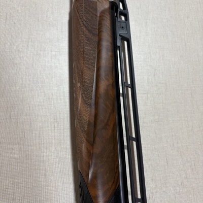 Espingarda com coronha em madeira castanha, metal preto e texto ST000004 TYL