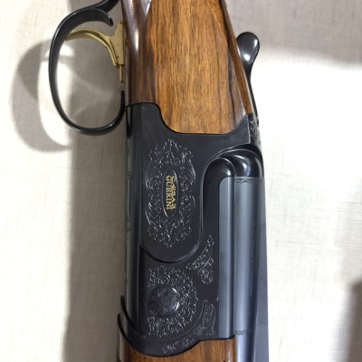 Espingarda de cano duplo com madeira e detalhes gravados em metal negro