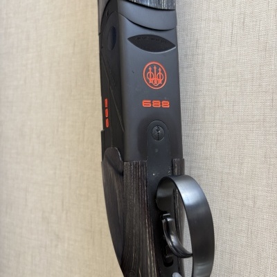 Espingarda Beretta 688 com punho em madeira e detalhes metálicos