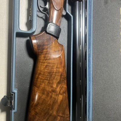 Espingarda de madeira e metal em caixa acolchoada cinza