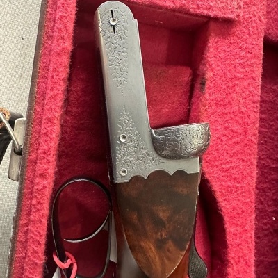 Parte superior de espingarda de madeira e metal gravado em estojo vermelho