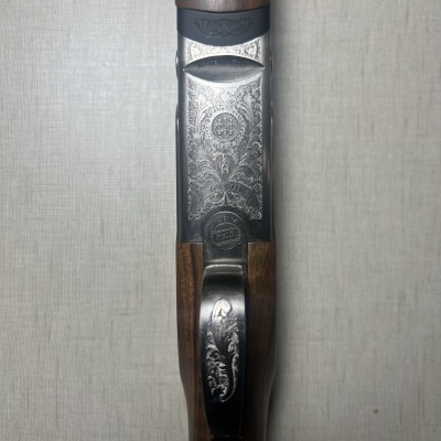 Espingarda com cabo de madeira e metal gravado com texto BERETTA e MADE IN ITALY