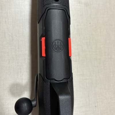 Parte superior de arma de fogo preta com logotipo Beretta e detalhes vermelhos