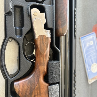 Espingarda Beretta 692 com madeira castanha em estojo preto com espuma e acessórios.