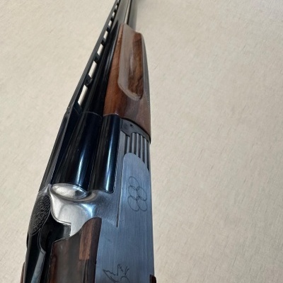 Espingarda de caça com madeira castanha e metal prateado decorado