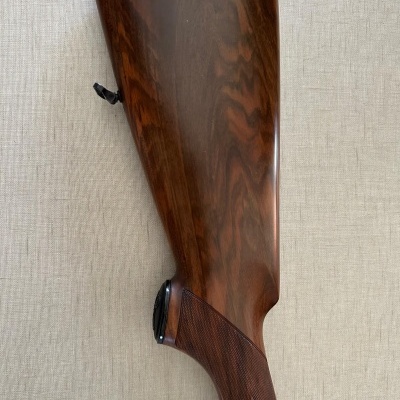 Coronha de carabina em madeira castanha com detalhes decorativos