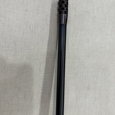 Haste preta com ponta perfurada de metal sobre tecido cinzento