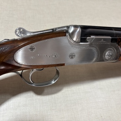Espingarda de caça dupla em madeira com detalhes metálicos prateados gravados